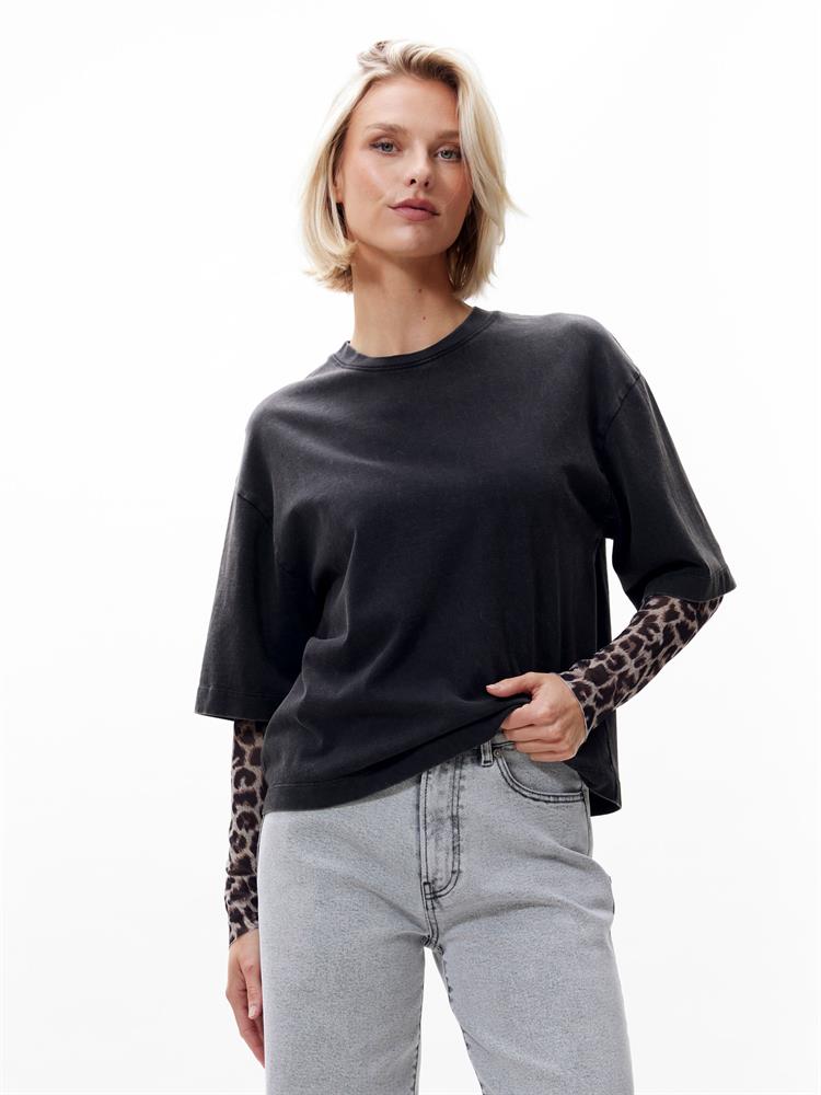 Catwalk Junkie Loose fit Tshirt with leopard mesh sleeves